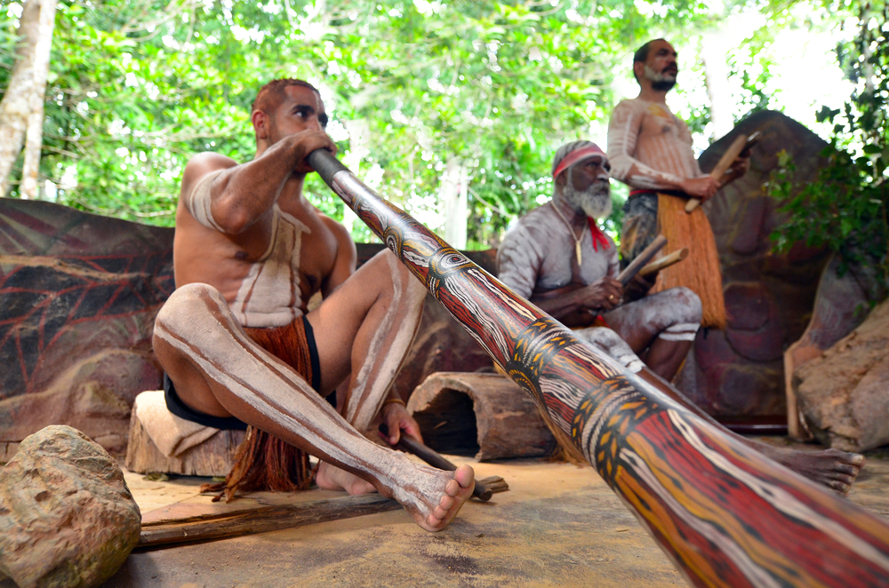 aboriginal plays didgeridoo