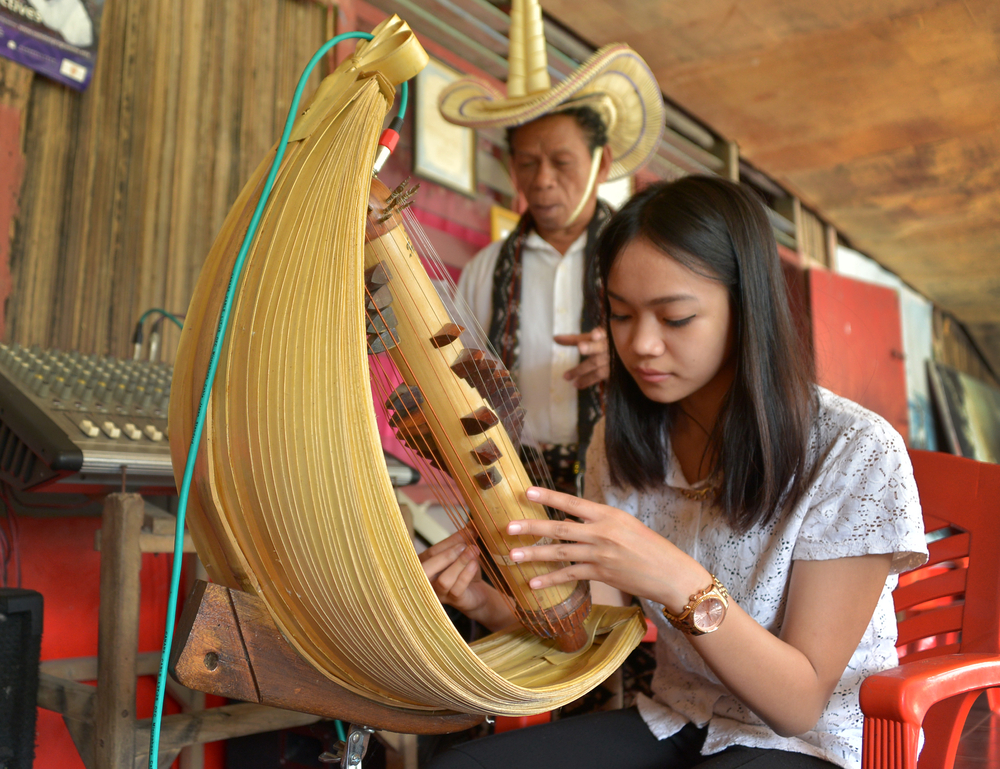 girl playing sasando