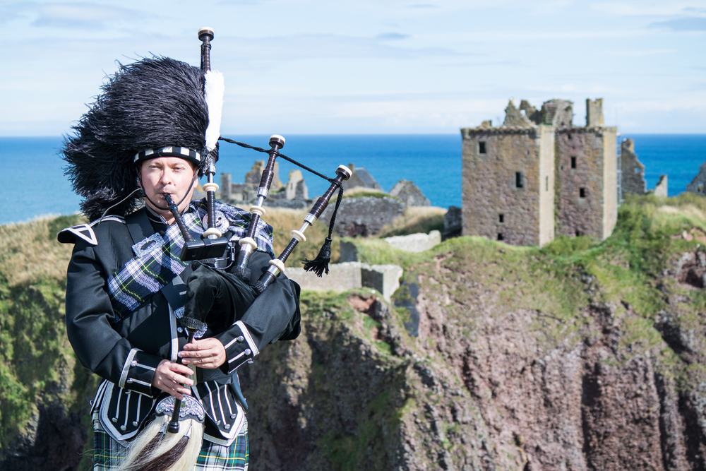 scottish man plays bagpipes